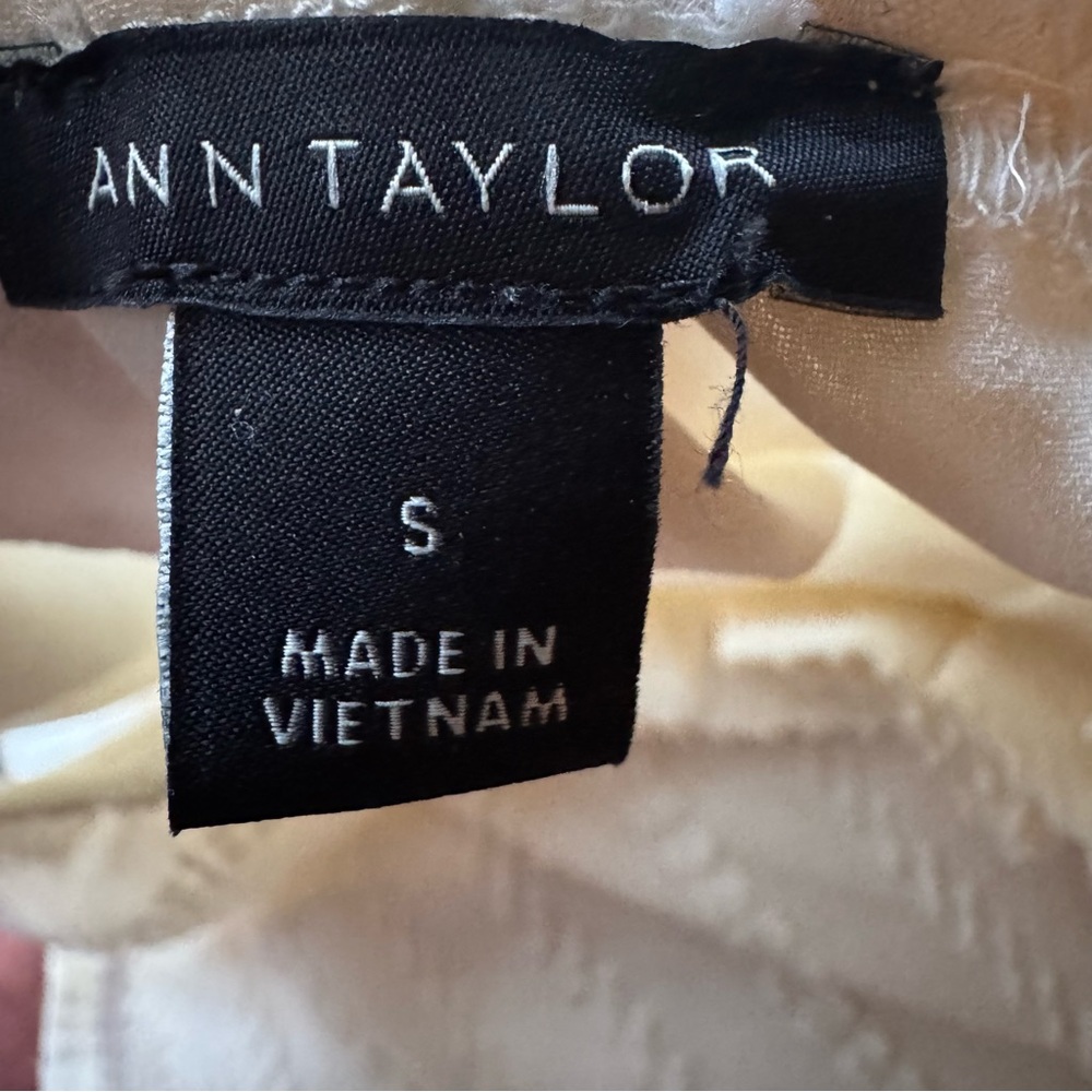 Ann‎ Taylor Cream Pleated Sleeveless Blouse - Picture 6 of 6
